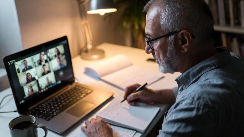 Terapeuta holística reflexionando sobre su práctica profesional