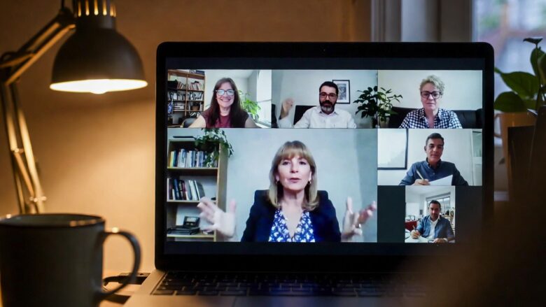 Terapeuta holística reflexionando sobre su práctica profesional