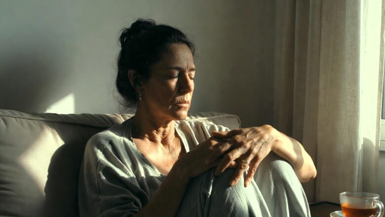 Terapeuta holística reflexionando sobre su práctica profesional